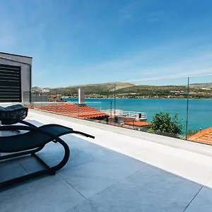 Magna - Seaside With Pool And Sauna Villa Trogir